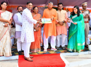 भिवानी महेंद्रगढ़ सांसद चौधरी धर्मवीर सिंह शुभम कंछल को सम्मानित करते हुए