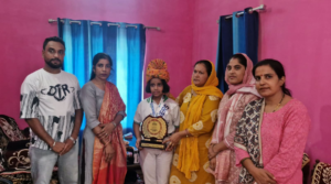 हरियाणा के नारनौल जिले के एक छोटे से गांव की 10 वर्षीय छात्रा आयशा ने अपनी प्रतिभा के दम पर ऐसा मुकाम हासिल किया है, जिस पर पूरे क्षेत्र को गर्व है। गांव भाखंरी निवासी आयशा का चयन अमेरिका स्थित अंतरिक्ष एजेंसी नासा के शैक्षणिक भ्रमण के लिए हुआ है। 2 Screenshot 20260819 200654 WhatsApp