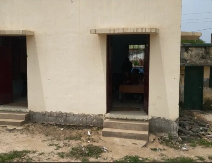 हाथरस सिकंदराराऊ के स्कूल में अव्यवस्थाएं, एक कमरे में 9 कक्षाएं: ग्रामीणों का आरोप, बाउंड्रीवाल टूटी; गंदगी और जलभराव की समस्या 3 Screenshot 20260819 050225 Gallery