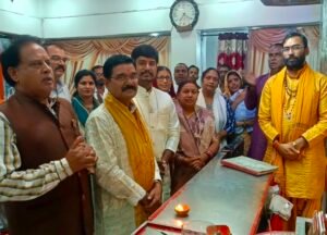 श्री सिद्ध हनुमान मंदिर में 170 वीं महाआरती में पंडित दुर्गेश शुक्ला हुए शामिल 2 Screenshot 20260819 090428 1