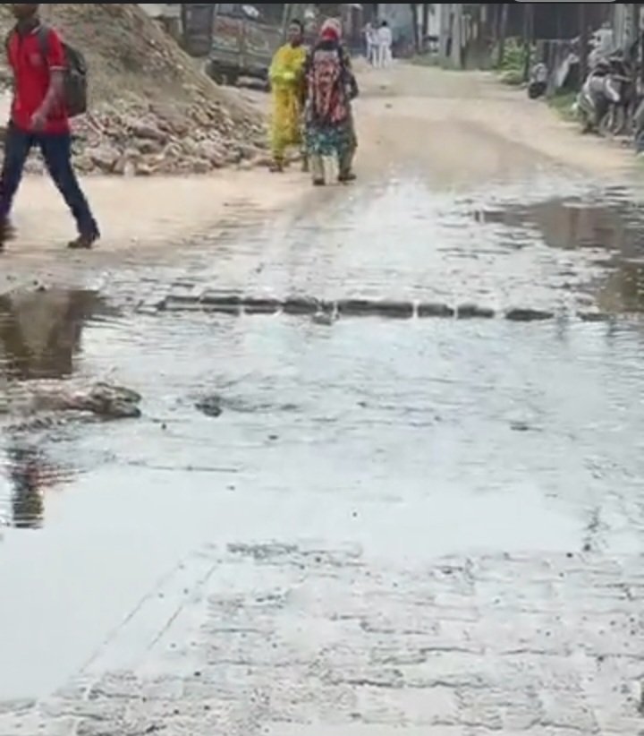 जल निगम की नई पाइपलाइन शुरू होने से पहले लीकःहाथरस सिकंदराराऊ में सड़कों पर भरा पानी, राहगीरों को परेशानी 2 Screenshot 20260819 211612 Dainik Bhaskar
