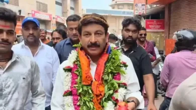 सावन के पवित्र महीने में बाबा काशी विश्वनाथ के दर्शन-पूजन के लिए श्रद्धालुओं के साथ-साथ दिग्गज हस्तियों के आने का सिलसिला जारी है। इसी क्रम में मंगलवार को प्रसिद्ध भोजपुरी अभिनेता, गायक और भारतीय जनता पार्टी (भाजपा) के सांसद मनोज तिवारी वाराणसी पहुंचे। सादगी का परिचय देते हुए वह रिक्शे में बैठकर बाबा विश्वनाथ मंदिर के गेट नंबर चार तक पहुंचे। 12 b54158b9281fcf0eb2861eab87e139d75514c4aa60cae0efe54628db9e102f83.0