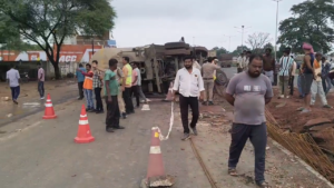ढाबे के पास पलटा कैपसूल टला बड़ा हादसा 3 videoframe 14817