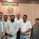 ग्राम रोजगार सेवक संगठन कानपुर देहात के अध्यक्ष सुरेन्द्र पाल ने जिलाधिकारी शिष्टाचार भेंट कर उनके समक्ष रखी अपनी मांगें