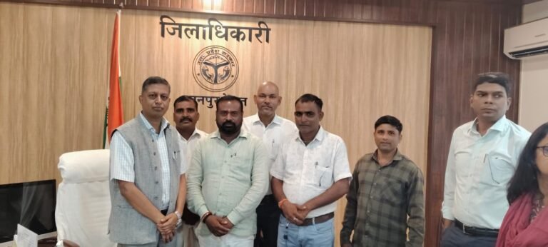 ग्राम रोजगार सेवक संगठन कानपुर देहात के अध्यक्ष सुरेन्द्र पाल ने जिलाधिकारी शिष्टाचार भेंट कर उनके समक्ष रखी अपनी मांगें