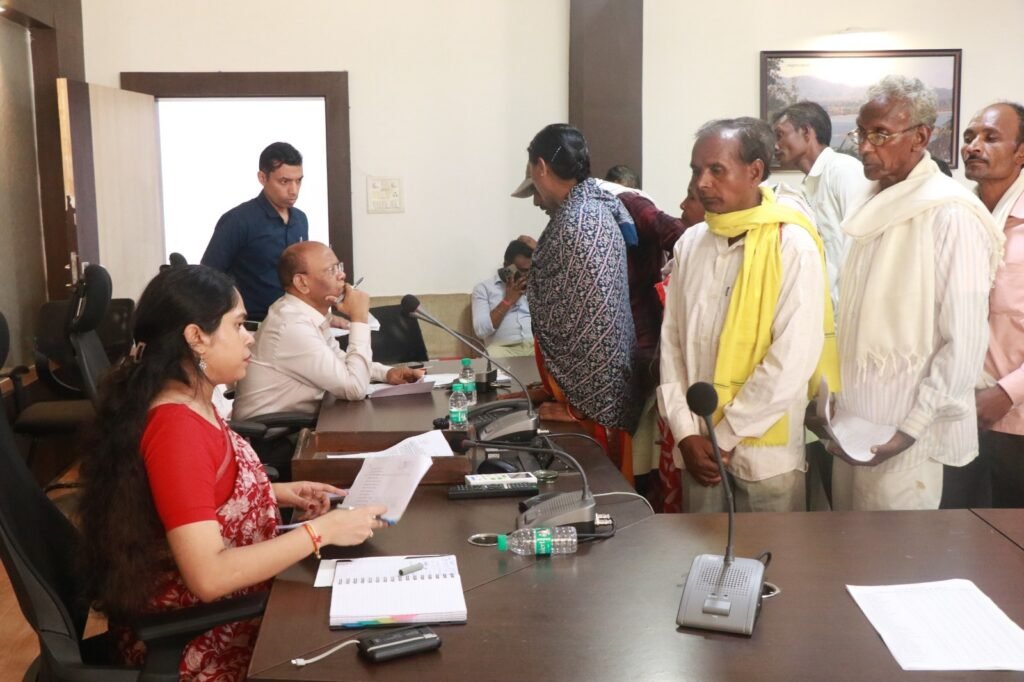 बालाघाट जिले में जनसुनवाई में सुनी गईं आवेदकों की समस्याएँ 136 आवेदकों ने अपनी समस्याओं से संबंधित आवेदन प्रस्तुत किए 1 बालाघाट जिले में जनसुनवाई में सुनी गईं आवेदकों की समस्याएँ 136 आवेदकों ने अपनी समस्याओं से संबंधित आवेदन प्रस्तुत किए - बालाघाट, मध्य प्रदेश