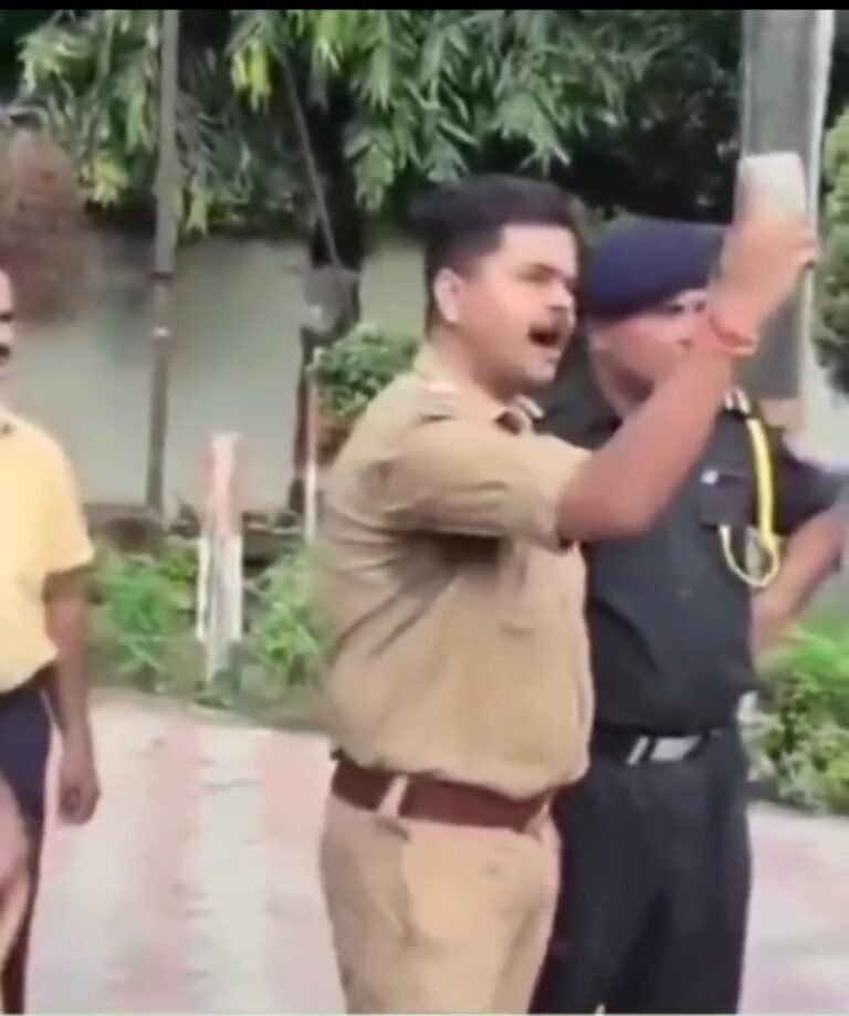 “COOL EVEREYONE DOWN” Police sub inspector from Gorakhpur threatening university students