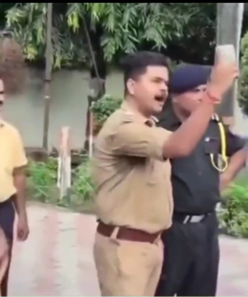 "COOL EVEREYONE DOWN" Police sub inspector from Gorakhpur threatening university students 1 "COOL EVEREYONE DOWN" Police sub inspector from Gorakhpur threatening university students - LUCKNOW, उत्तर प्रदेश
