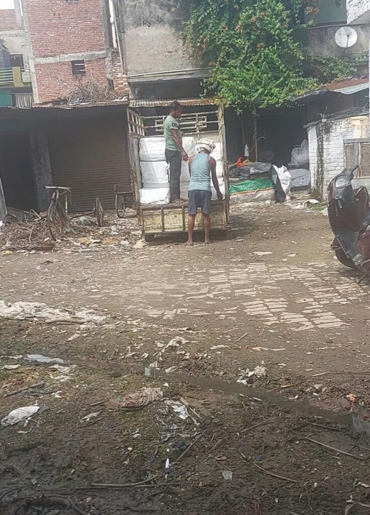 लखनऊ के हैदर मिर्ज़ा रोड , नियामत का हाता में मानक के विपरीत चल रहे कारखाने। 1 लखनऊ के हैदर मिर्ज़ा रोड , नियामत का हाता में मानक के विपरीत चल रहे कारखाने। - LUCKNOW, उत्तर प्रदेश