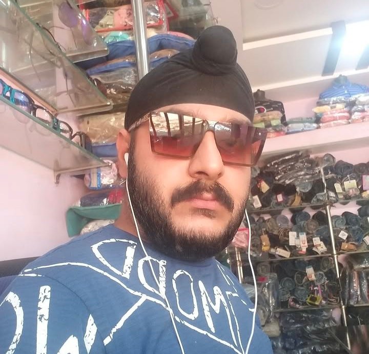 अभनपुर के व्यस्त रेलवे स्टेशन रोड पर, दिन के उजाले में, ऑनलाइन और ऑफलाइन दोनों तरीकों से सट्टे का काला कारोबार किया जा रहा है