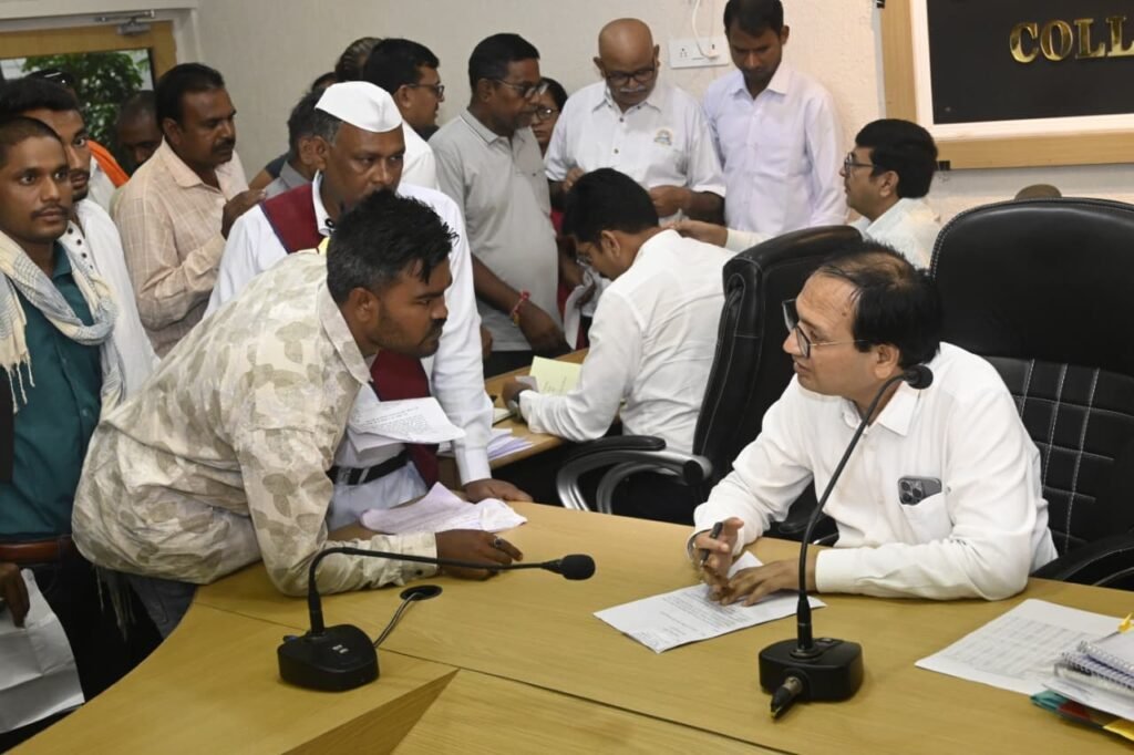 ग्राम गोड़ाडीह के ग्रामीणों ने कलेक्टर को बताया कि गोड़ाडीह में स्थित जिंदल पावर एंड स्टील कंपनी में स्थानीय लोगों द्वारा रोजगार की मांग को लेकर पूर्व में धरना-प्रदर्शन किया गया था। - बिलासपुर, छत्तीसगढ़