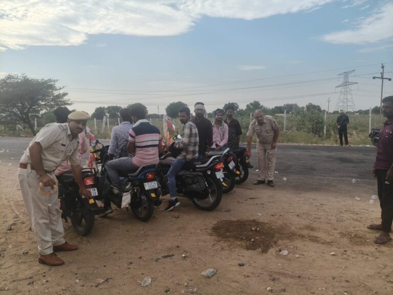 फलोदी पुलिस ने पैदल रामदेवरा यात्रीयो के बैग वा वाहन के लगाये रिफ्लेक्टर