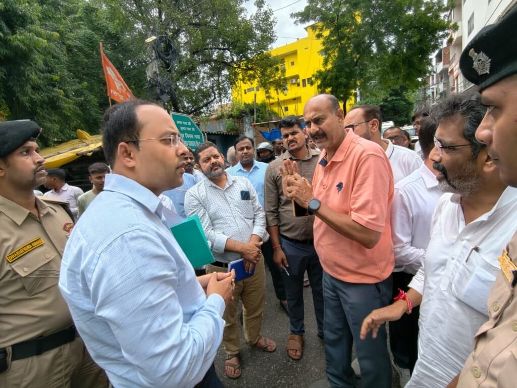पितृपक्ष मेला 2026की तैयारियों को लेकर डीएम ने किया मेला क्षेत्र की सड़कों एवं नालियों का पैदल निरीक्षण l 1 पितृपक्ष मेला 2026की तैयारियों को लेकर डीएम ने किया मेला क्षेत्र की सड़कों एवं नालियों का पैदल निरीक्षण l - गया, बिहार