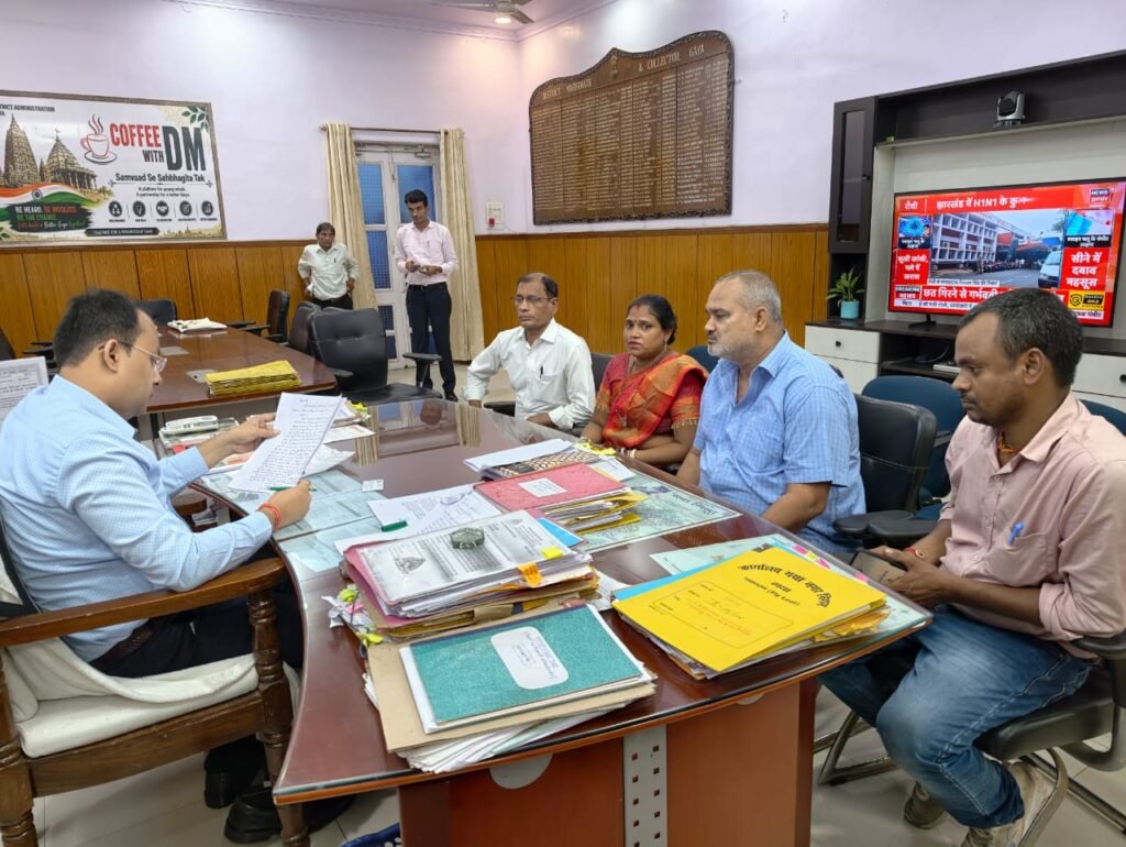जिला पदाधिकारी ने जनता दरबार में सुनी आमजनों की समस्याएं, समस्याओं का हुआ ऑन द स्पॉट निवारण l - गया, बिहार