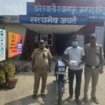 400 ग्राम चरस के साथ तस्कर गिरफ्तार, बाइक और मोबाइल बरामद।