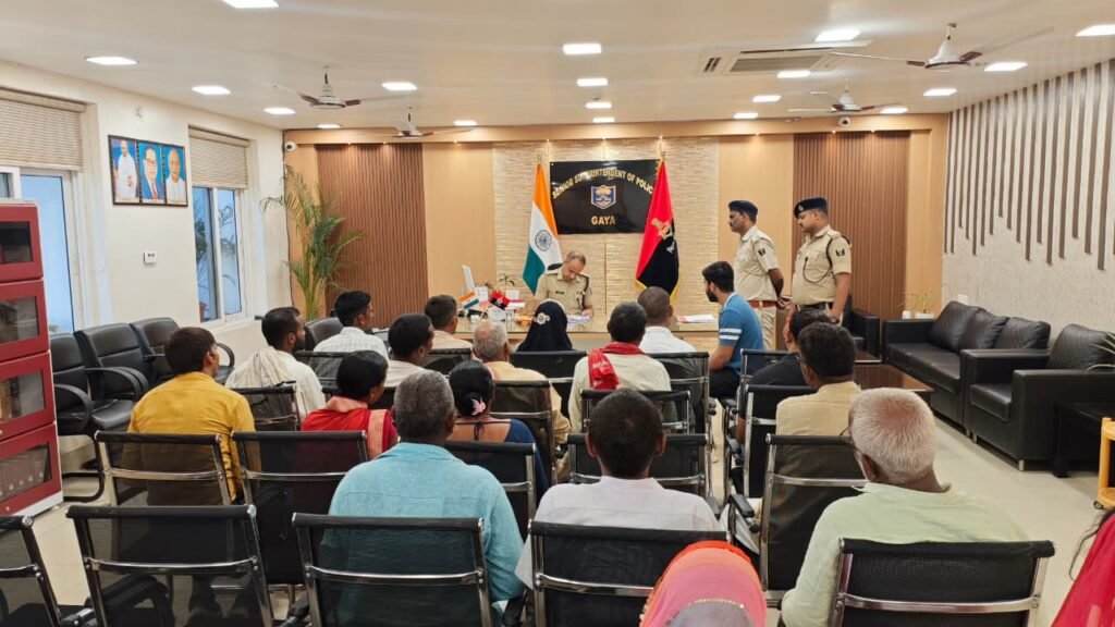 वरीय पुलिस अधीक्षक गया के द्वारा जनता दरबार में आमजनों की शिकायतें सुनी गई l 1 वरीय पुलिस अधीक्षक गया के द्वारा जनता दरबार में आमजनों की शिकायतें सुनी गई l - गया, बिहार