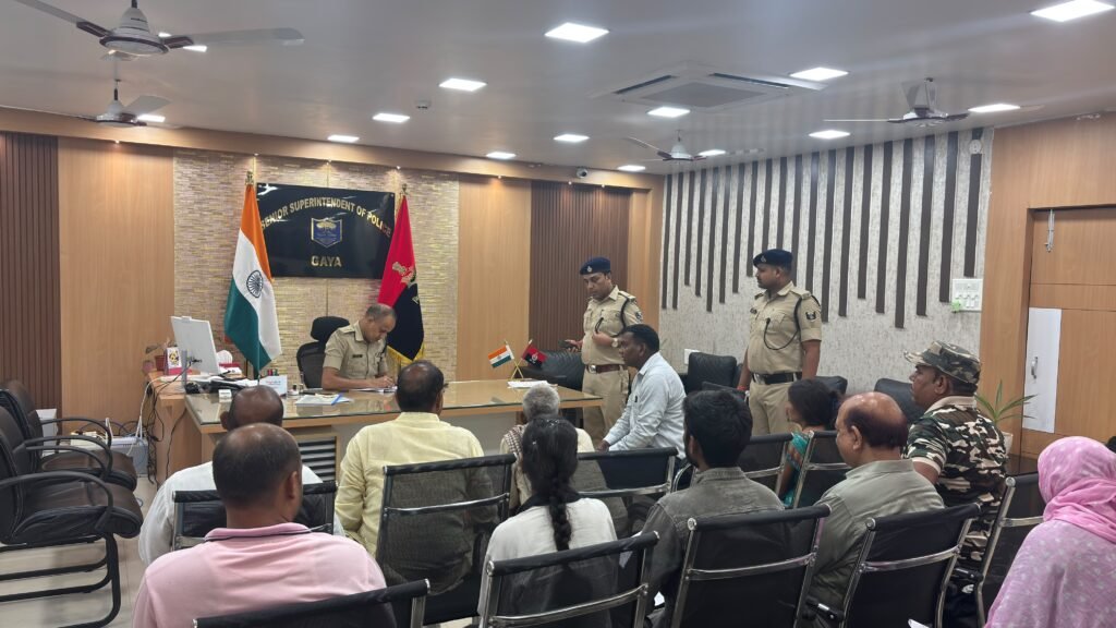 वरीय पुलिस अधीक्षक गया द्वारा जनता दरबार में आमजनों की शिकायतें सुनी गई l - गया, बिहार