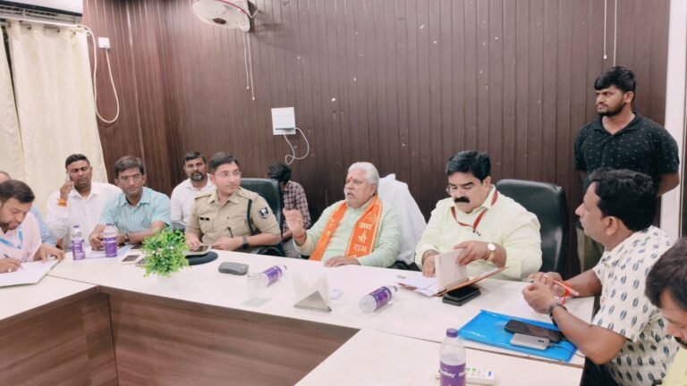 आज बिहार विधानसभा अध्यक्ष डॉ प्रेम कुमार, नगर आयुक्त एवं नगर पुलिस अधीक्षक गया द्वारा जिला अतिथिगृह गया में आगामी पितृपक्ष मेला की तैयारियों को लेकर समीक्षा बैठक की गई l