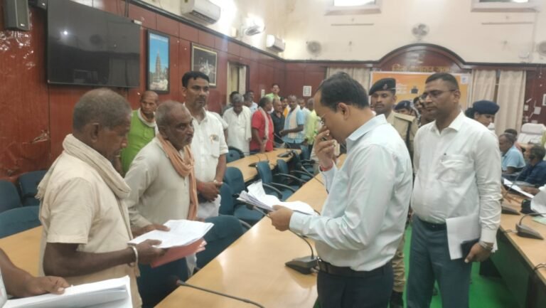 जिला पदाधिकारी ने जनता दरबार में सुनी आमजनों की समस्याएं l