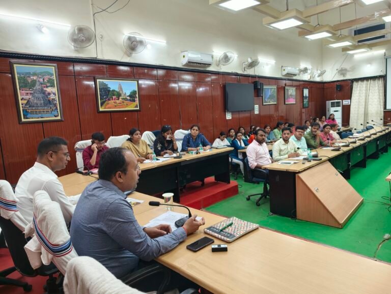 पितृपक्ष मेला को लेकर नियंत्रण कच्छ में प्रतिनियुक्त पदाधिकारियों एवं कर्मियों की जिलाधिकारी ने की ब्रीफिंग l
