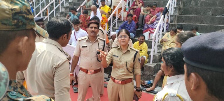 आज ग्रामीण पुलिस अधीक्षक गया द्वारा विभिन्न घाटों, अस्थाई थाना एवं मेला क्षेत्र के अन्य महत्वपूर्ण स्थलों का निरीक्षण किया गया l