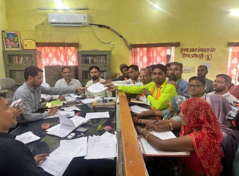 कठूमर निकाय चुनाव भाजपा ने सभी 20 वार्डो के प्रत्याशियों के सिंबल एसडीएम कार्यालय में जमा करे