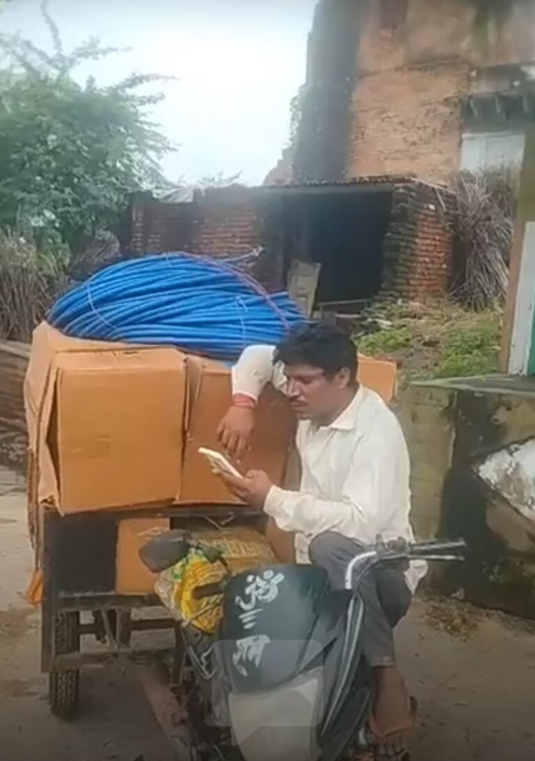 कठूमर के गांव रेटा में ठेकेदार द्वारा स्मार्ट मीटर लगाए जाने पर कड़ा विरोध