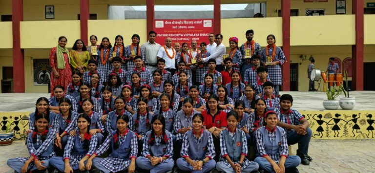 *राष्ट्रीय युवा संसद प्रतियोगिता में केंद्रीय विद्यालय भाकली की टीम रही प्रथम* कोसली, 3 सिंतबर। पीएम श्री केंद्रीय विद्यालय भाकली के छात्र-छात्राओं ने फरीदाबाद में आयोजित हुई 37 वी