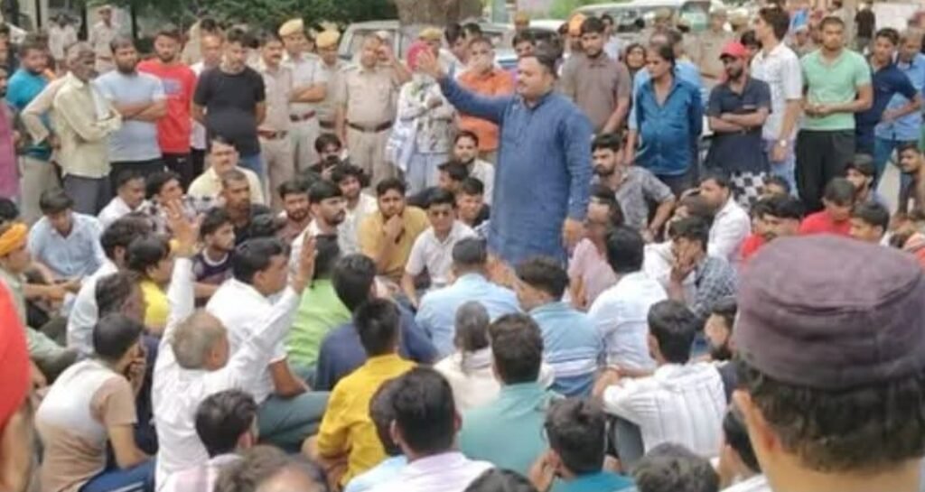 अलवर में कार की टक्कर से तीन दोस्तो को मौत के बाद परिजनों ने लगाया हत्या का आरोप 1 अलवर में कार की टक्कर से तीन दोस्तो को मौत के बाद परिजनों ने लगाया हत्या का आरोप - ALWAR, राजस्थान