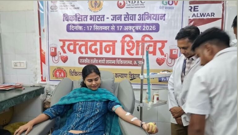 अलवर जिला कलेक्टर डॉ आर्तिक शुक्ला ने किया रक्तदान