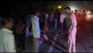हाथरस में भीषण सड़क हादसा: टेंपो-बाइक की आमने-सामने भिड़ंत, दो की मौत, युवती गंभीर