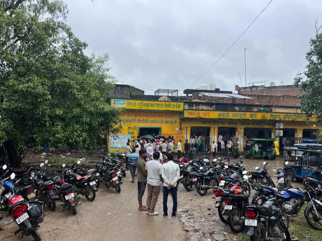 महोबा : खाद के लिए किसान बेहाल, सुबह 6 बजे से लाइन में लगे, भारी बारिश में भी भटकने को मजबूर - MAHOBA, उत्तर प्रदेश