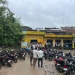 महोबा : खाद के लिए किसान बेहाल, सुबह 6 बजे से लाइन में लगे, भारी बारिश में भी भटकने को मजबूर