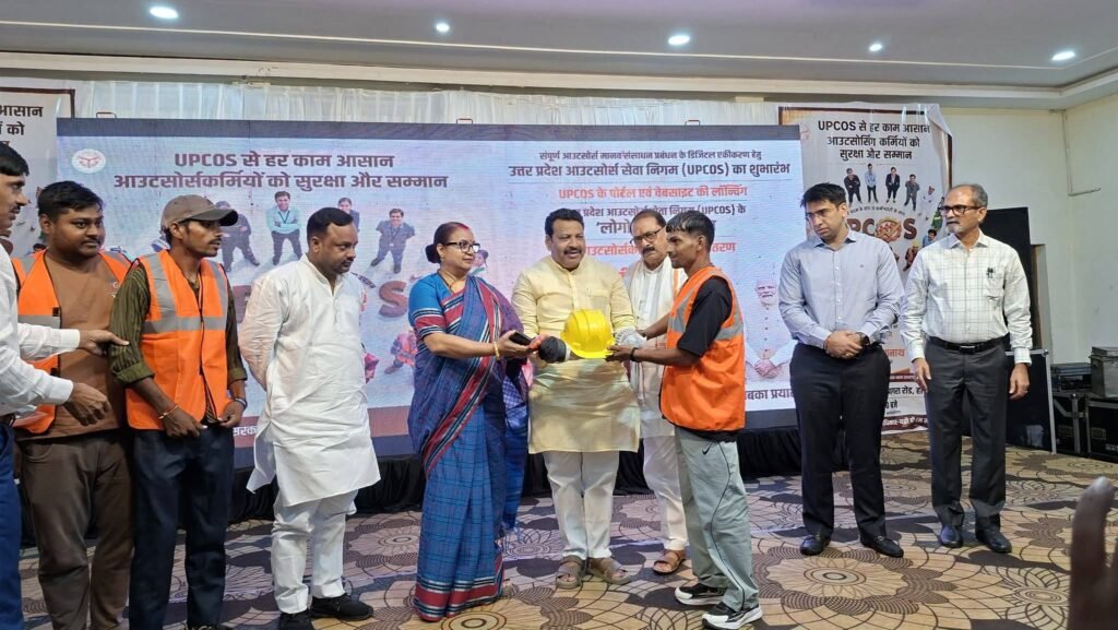 श्रम विभाग द्वारा संचालित BOCW के लाभार्थियों को चेक एवं सफाई कर्मियों को किट वितरण - HATHRAS, उत्तर प्रदेश