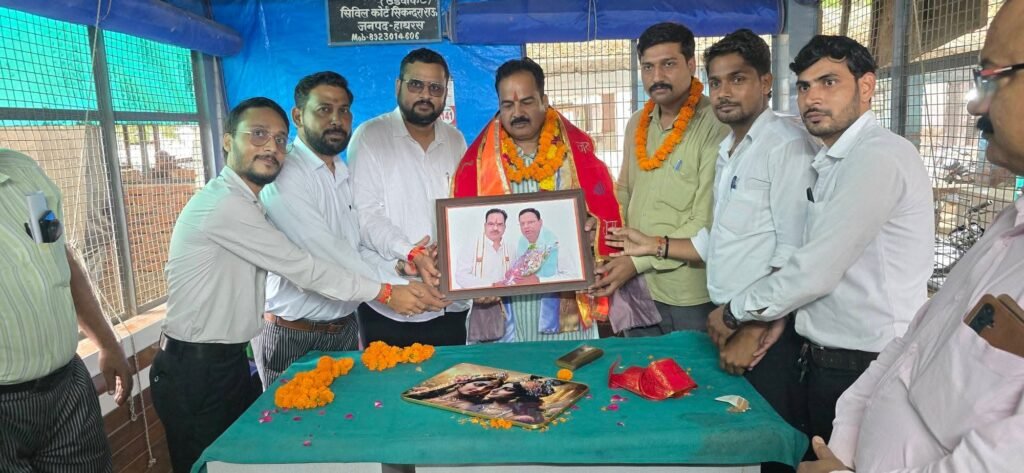 लगातार चौथी बार भाजपा जिला उपाध्यक्ष बनने पर अधिवक्ताओं ने किया बृजेश चौहान का स्वागत 1 लगातार चौथी बार भाजपा जिला उपाध्यक्ष बनने पर अधिवक्ताओं ने किया बृजेश चौहान का स्वागत - HATHRAS, उत्तर प्रदेश