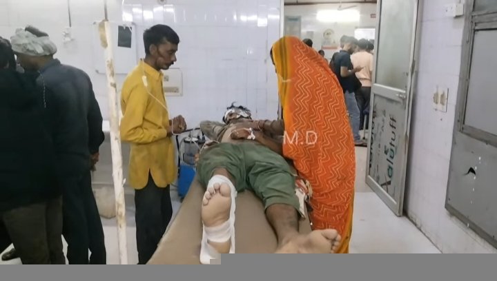 लाडपुर गांव में तेज रफ्तार बाइक ने राहगीर को मारी टक्कर, बाइक सवार की मौत, राहगीर झांसी रेफर