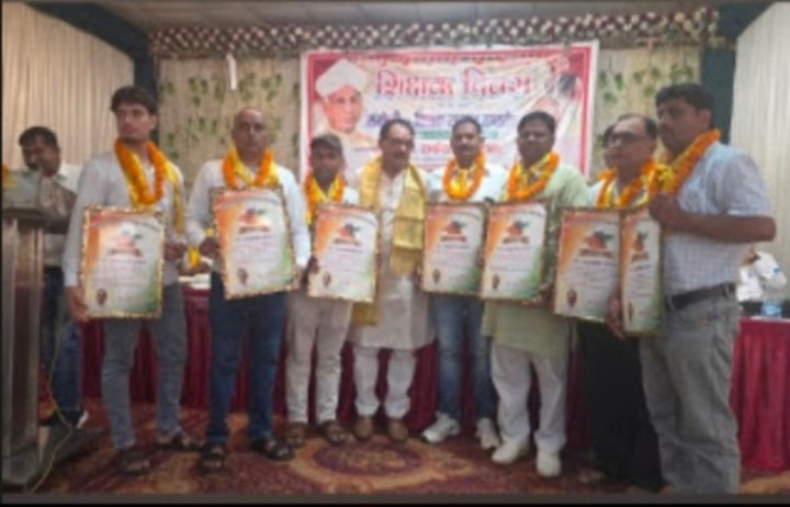 हाथरस सिकंदराराऊ में शिक्षक सम्मान समारोह आयोजित, पूर्व एमएलसी डॉ. राकेश सिंह राना ने कहा-शिक्षक राष्ट्र निर्माण के असली मार्गदर्शक