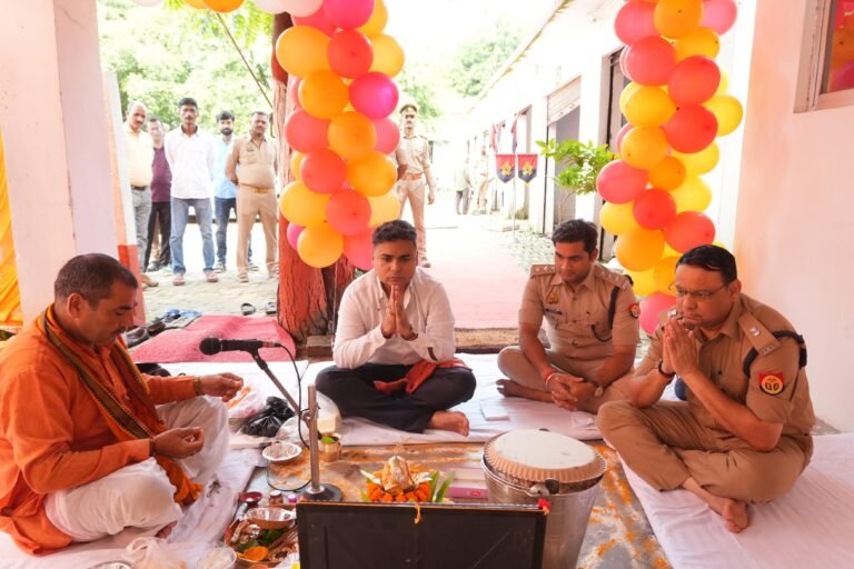 विश्वकर्मा पूजा पर पुलिस लाइन गाजीपुर में हवन-पूजन, एसपी ने किया शस्त्र पूजन