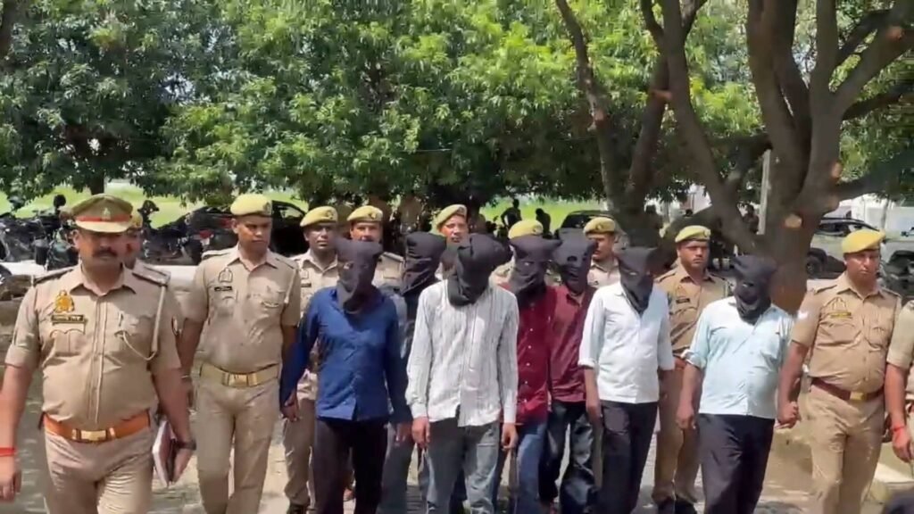 सिद्धार्थनगरः गैर इरादतन हत्या के मामले में 8 आरोपी गिरफ्तार, लाठी-डंडे और स्टील पाइप बरामद 1 सिद्धार्थनगरः गैर इरादतन हत्या के मामले में 8 आरोपी गिरफ्तार, लाठी-डंडे और स्टील पाइप बरामद - SIDDHARTHNAGAR, उत्तर प्रदेश