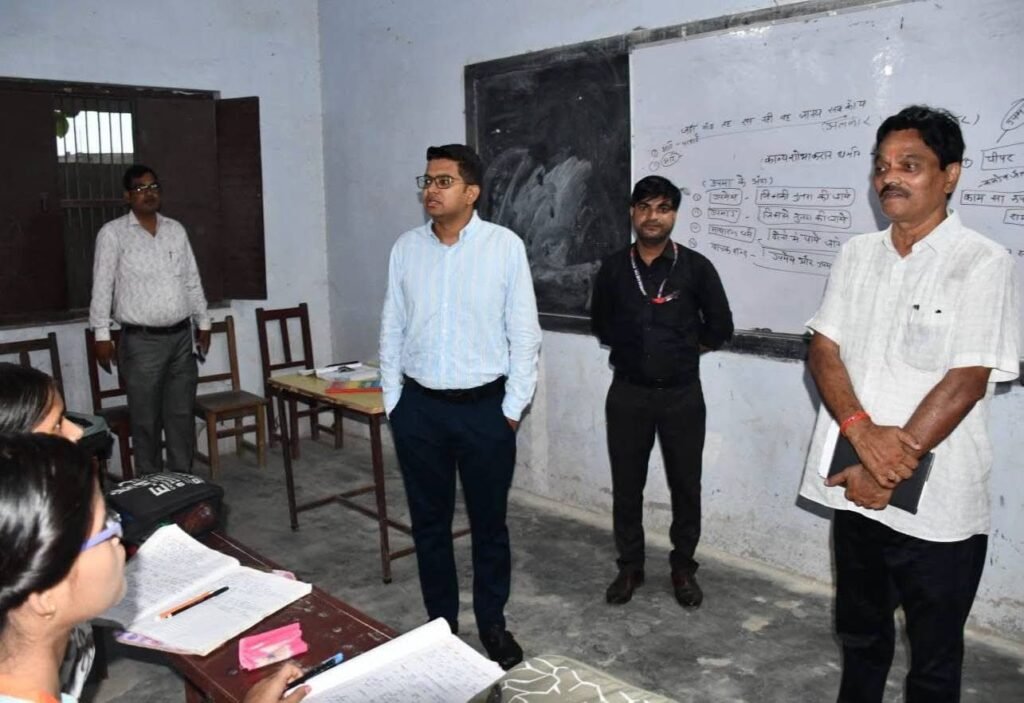 मुख्यमंत्री अभ्युदय योजना के कोचिंग सेंटर का डीएम ने किया निरीक्षण.. विद्यार्थियों से संवाद कर जानी तैयारी, बोले- सफलता का कोई शॉर्टकट नहीं - SIDDHARTHNAGAR, उत्तर प्रदेश
