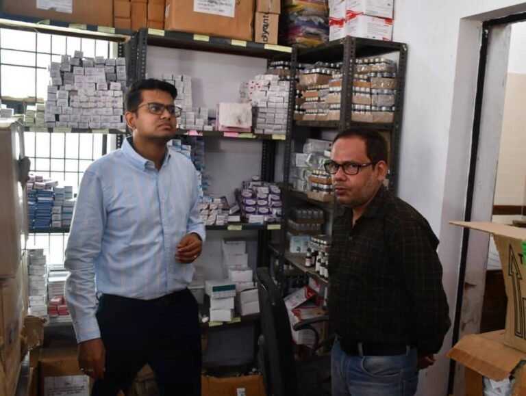 सिद्धार्थनगर: PHC नौगढ़ का डीएम ने किया औचक निरीक्षण, जननी सुरक्षा योजना में कम प्रगति पर जताई नाराजगी