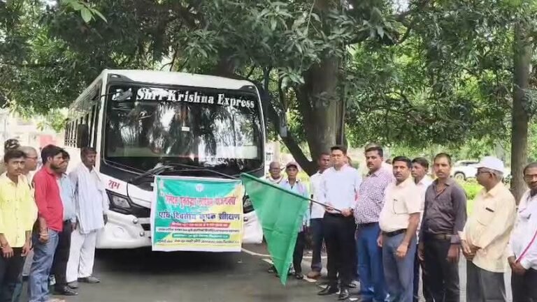 मिलेट्स प्रशिक्षण के लिए 50 किसान पंतनगर रवाना, डीएम ने हरी झंडी दिखाकर बस को किया रवाना
