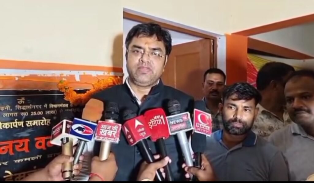 शिक्षक दिवस के अवसर पर बढ़नी स्थित सरस्वती शिशु विद्या मंदिर को एक महत्वपूर्ण सौगात मिलीविधायक निधि से 25 लाख रुपये की लागत से निर्मित नवीन भवन का लोकार्पण शोहरतगढ़ विधायक विनय वर् - SIDDHARTHNAGAR, उत्तर प्रदेश