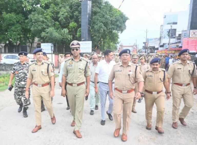 पुलिस उपमहानिरीक्षक बस्ती परिक्षेत्र बस्ती द्वारा पुलिस अधीक्षक सिद्धार्थनगर, एस0एस0बी0 व स्थानीय पुलिस बल के साथ बढ़नी बार्डर (भारत-नेपाल सीमा) पर भ्रमण/पैदल गश्त कर सम्बन्धित को