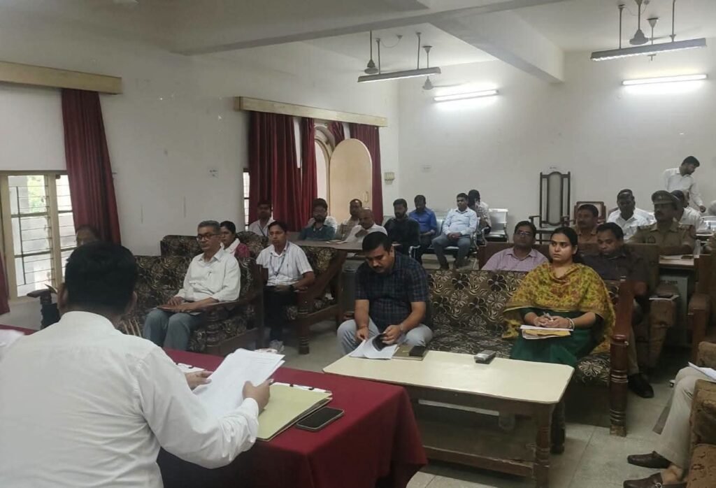 राष्ट्रीय लोक अदालत की सफलता पर पूर्व-परीक्षण बैठक, अधिक मामलों के निपटारे पर जोर। 1 राष्ट्रीय लोक अदालत की सफलता पर पूर्व-परीक्षण बैठक, अधिक मामलों के निपटारे पर जोर। - SIDDHARTHNAGAR, उत्तर प्रदेश