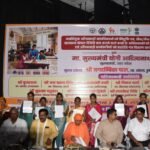 सिद्धार्थनगरः आंगनबाड़ी कार्यकत्रियों का बढ़ा मानदेय, नवनियुक्त सहायिकाओं को बांटे गए नियुक्ति पत्र