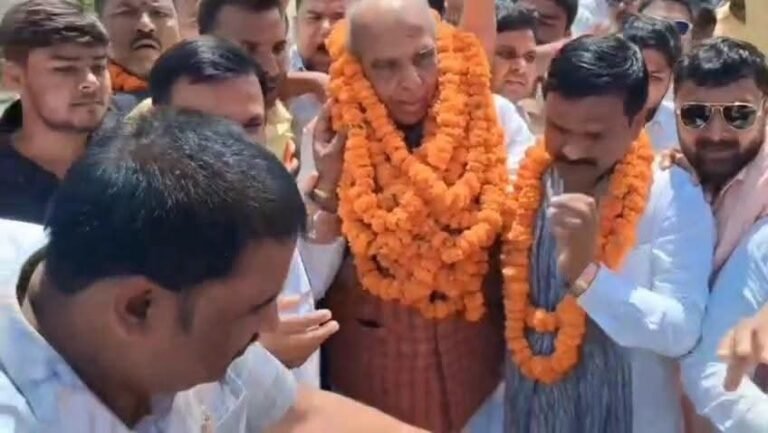 सांसद रत्न पुरस्कार प्राप्त करने के बाद डुमरियागंज से सांसद जगदंबिका पाल अपने संसदीय क्षेत्र में पहुंचें