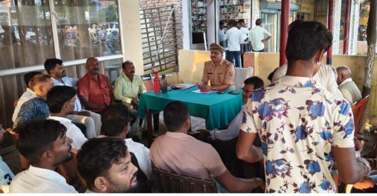 आगामी त्यौहार गणेश चतुर्थी को सकुशल सम्पन्न कराने हेतु चौकी बिस्कोहर थाना त्रिलोकपुर पर की गई पीस कमेटी की गोष्ठी।
