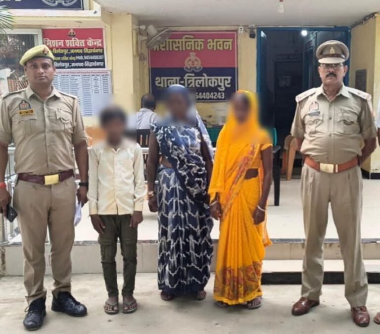 थाना त्रिलोकपुर पुलिस टीम द्वारा गुमशुदा बालक को 10 घण्टे के अन्दर सकुशल बरामद कर परिजनों को किया गया सुपुर्द । परिजनों द्वारा थाना त्रिलोकपुर पुलिस की भूरि-भूरि प्रशंसा की गई ।