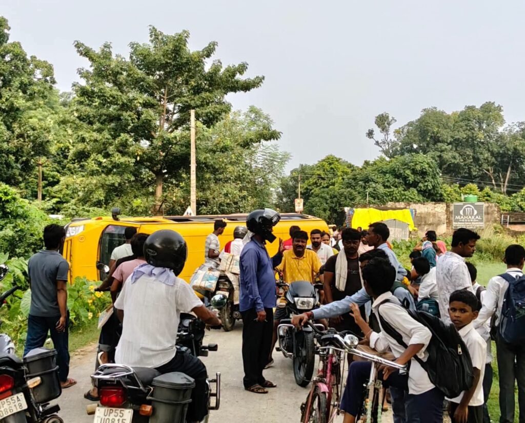 सिद्धार्थनगर में बच्चों से भरी स्कूल बस पलटी, मची चीख-पुकार; बाल-बाल बचे बच्चे 1 सिद्धार्थनगर में बच्चों से भरी स्कूल बस पलटी, मची चीख-पुकार; बाल-बाल बचे बच्चे - SIDDHARTHNAGAR, उत्तर प्रदेश